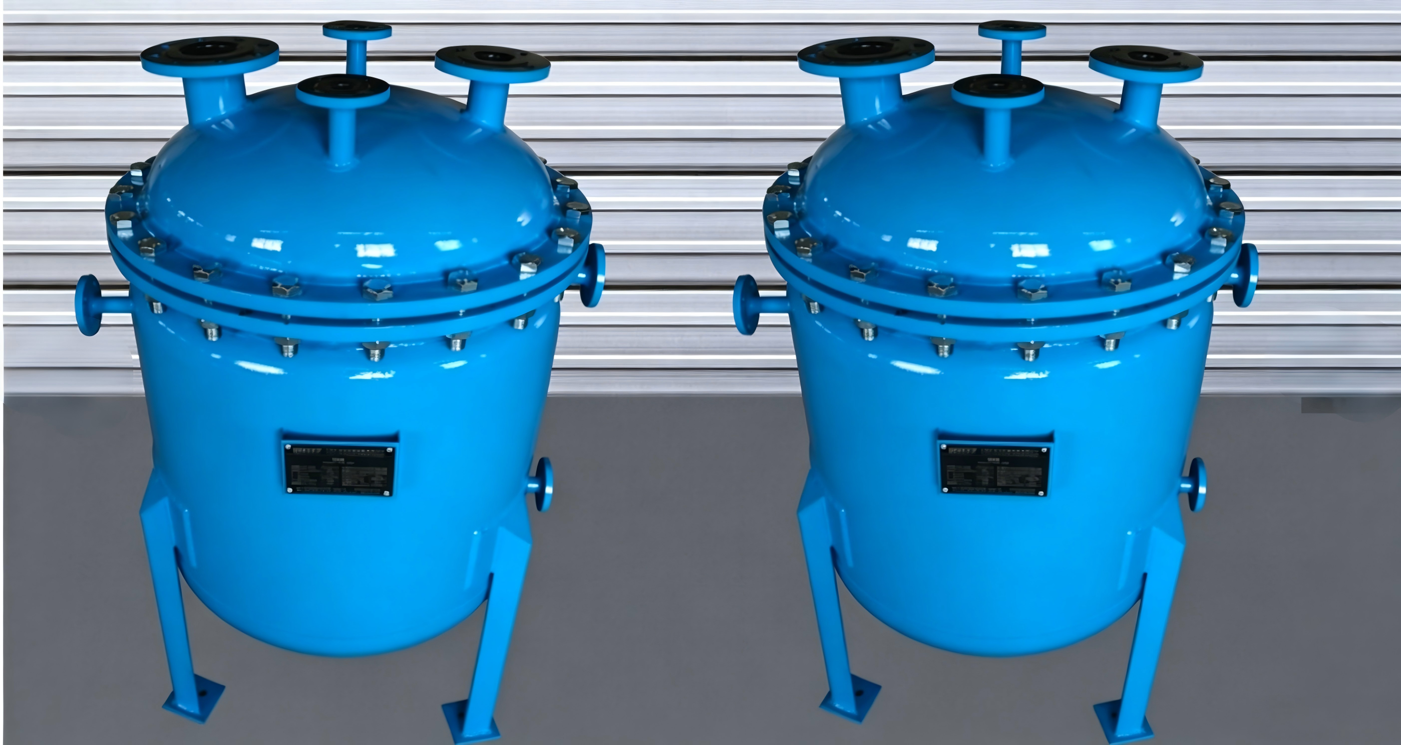 Fluorine-lined metering tank 